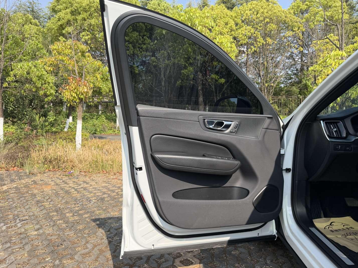 Volvo XC60 2021 thumb 12