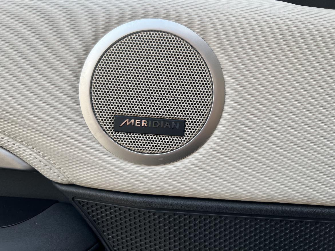 Land Rover Discovery 2023 thumb 4