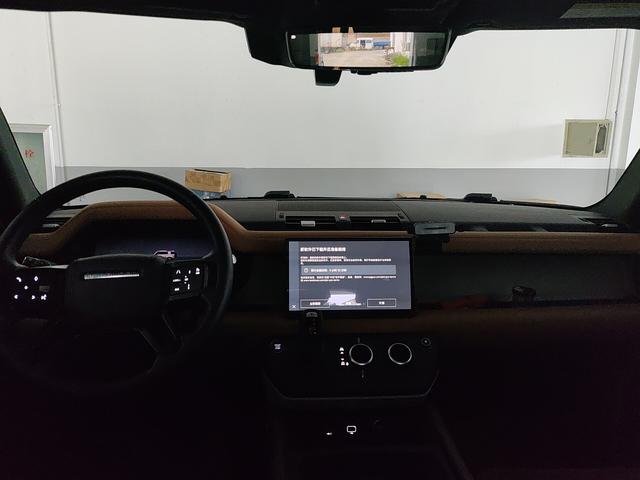 Land Rover Defender 2024 thumb 3