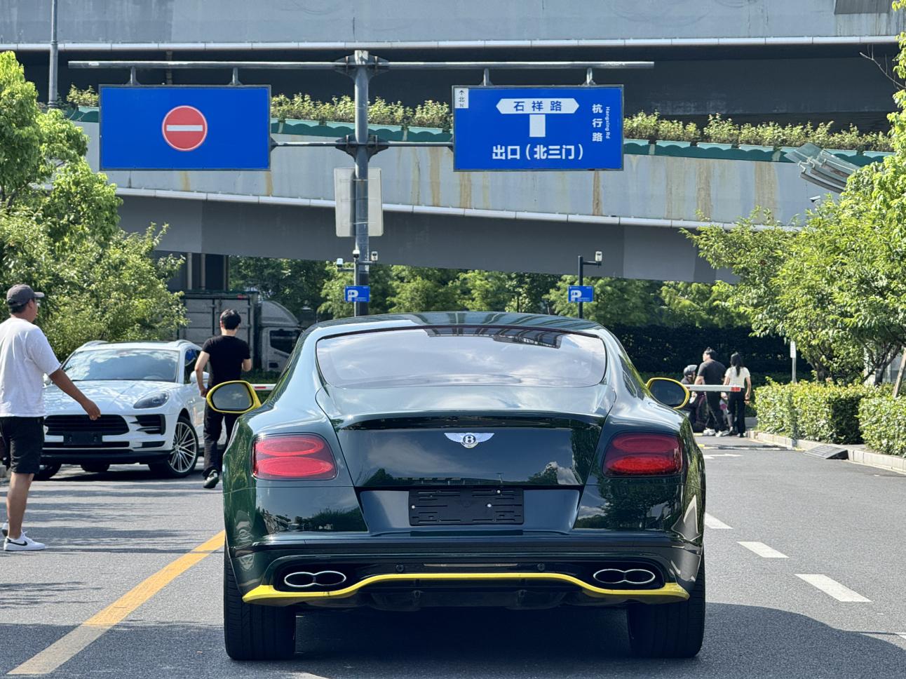 Bentley Ou Lu 2017 thumb 3