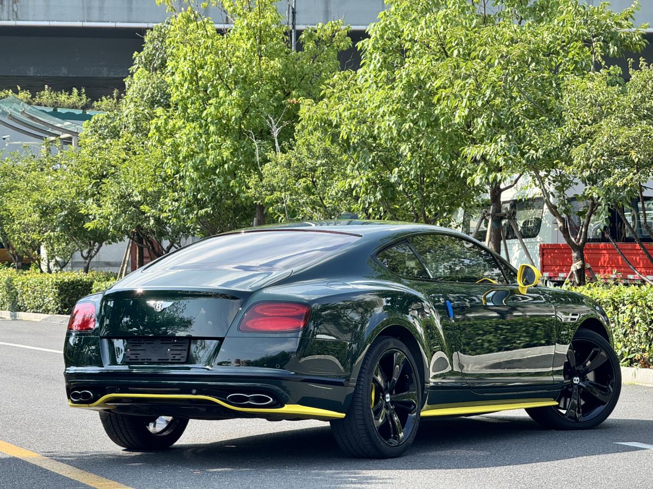 Bentley Ou Lu 2017 thumb 4