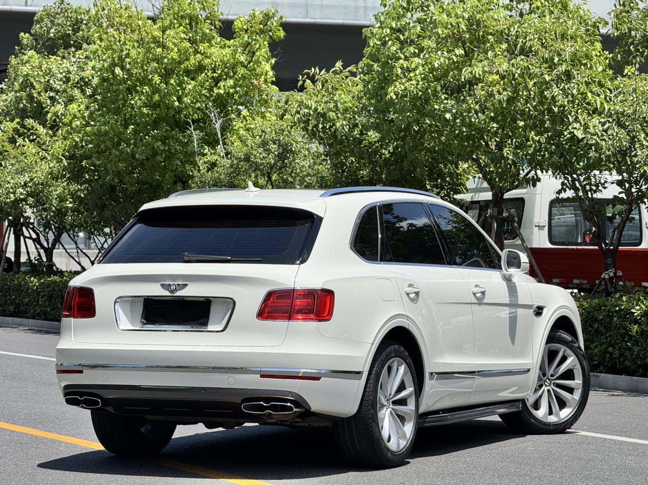 Bentley Tian Yue 2018 thumb 4