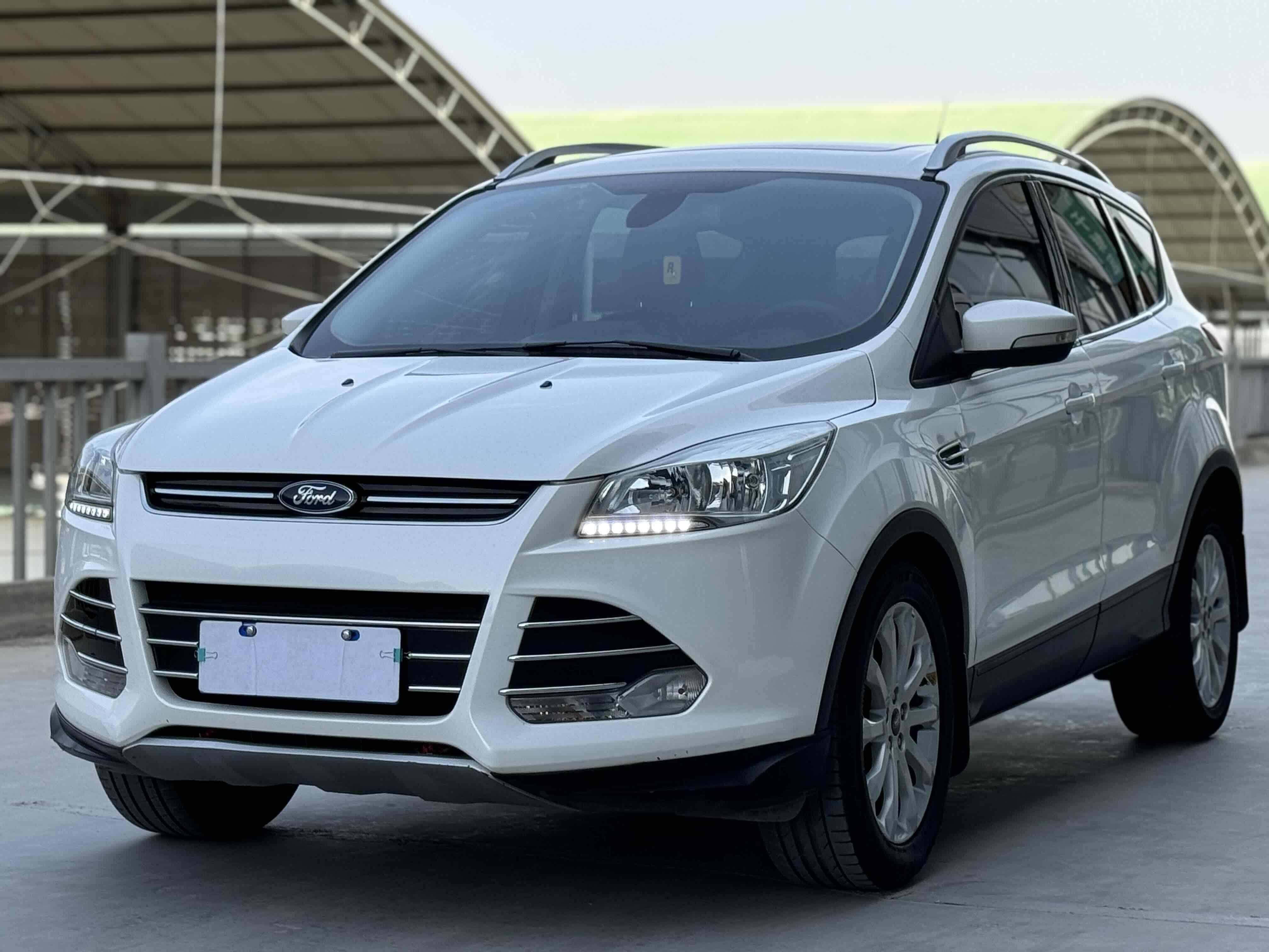 Ford Kuga 2015 thumb 10