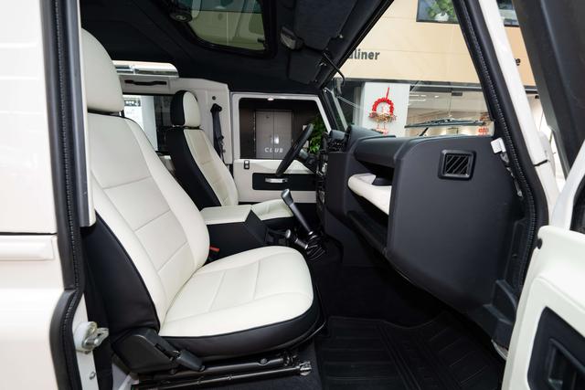 Land Rover Defender 2010 thumb 4
