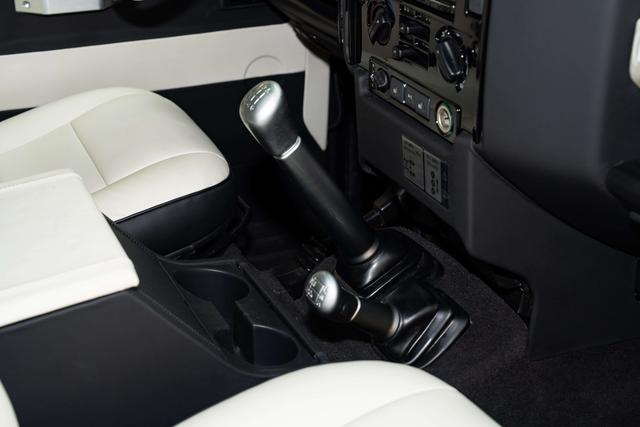 Land Rover Defender 2010 thumb 8