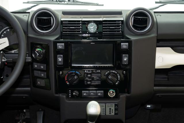 Land Rover Defender 2010 thumb 9