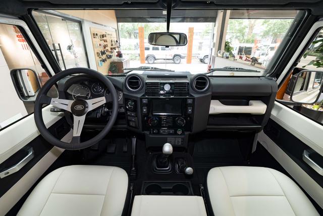 Land Rover Defender 2010 thumb 10
