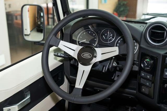 Land Rover Defender 2010 thumb 11