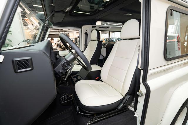 Land Rover Defender 2010 thumb 12