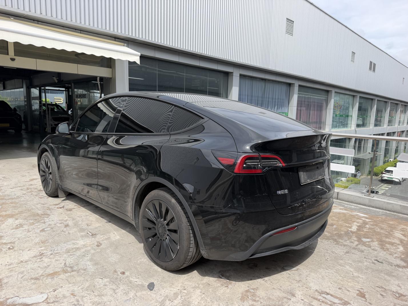 Tesla Model Y 2022 thumb 2