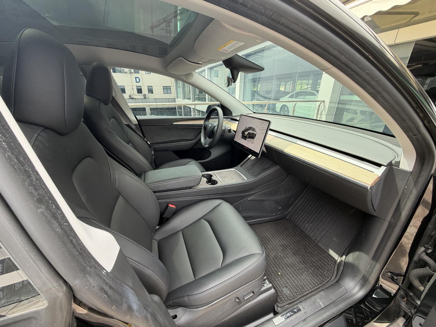 Tesla Model Y 2022 thumb 10