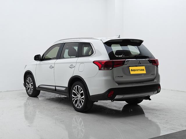 Mitsubishi Outlander 2018 thumb 3
