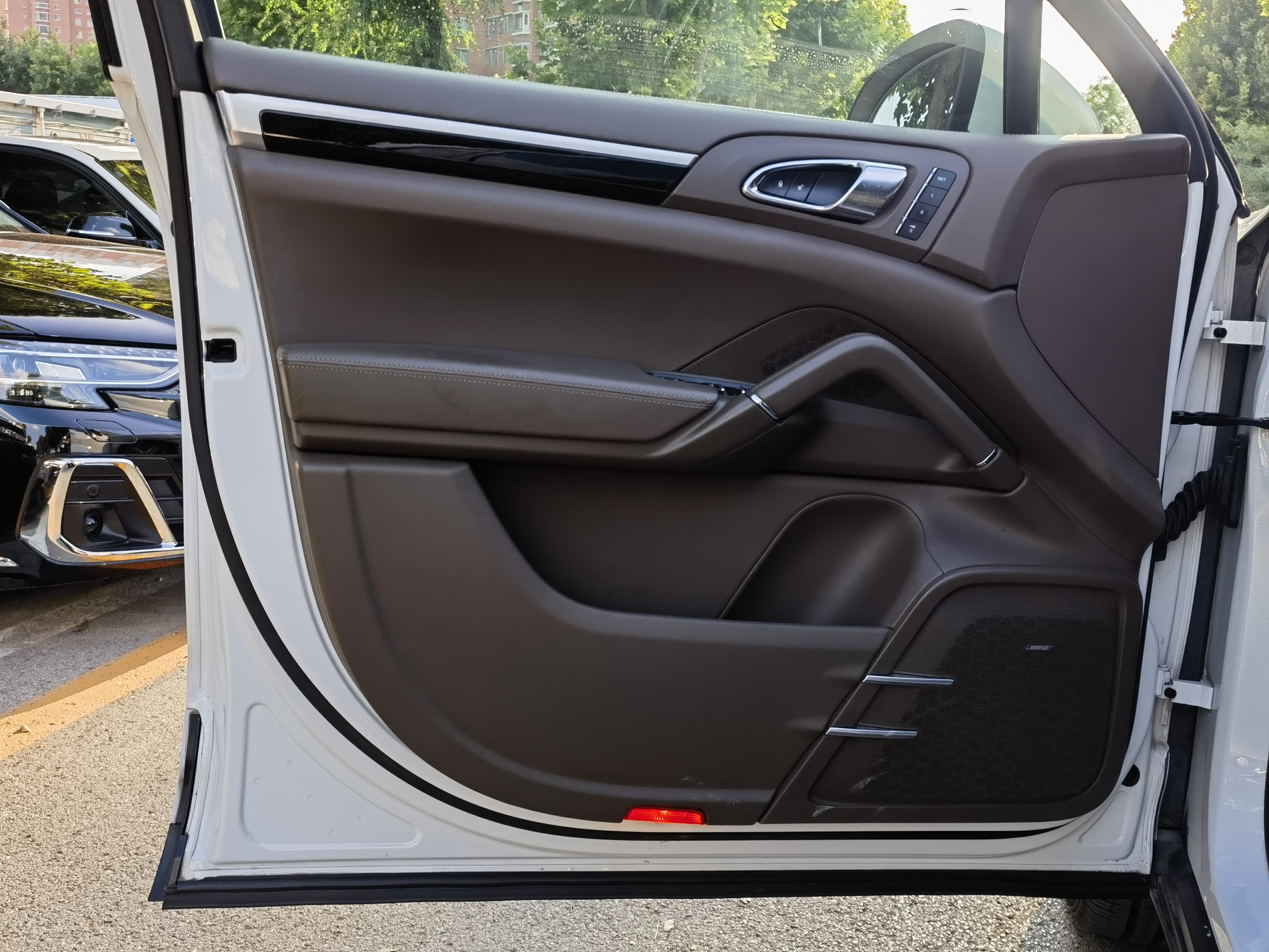 Porsche Cayenne 2014 thumb 9