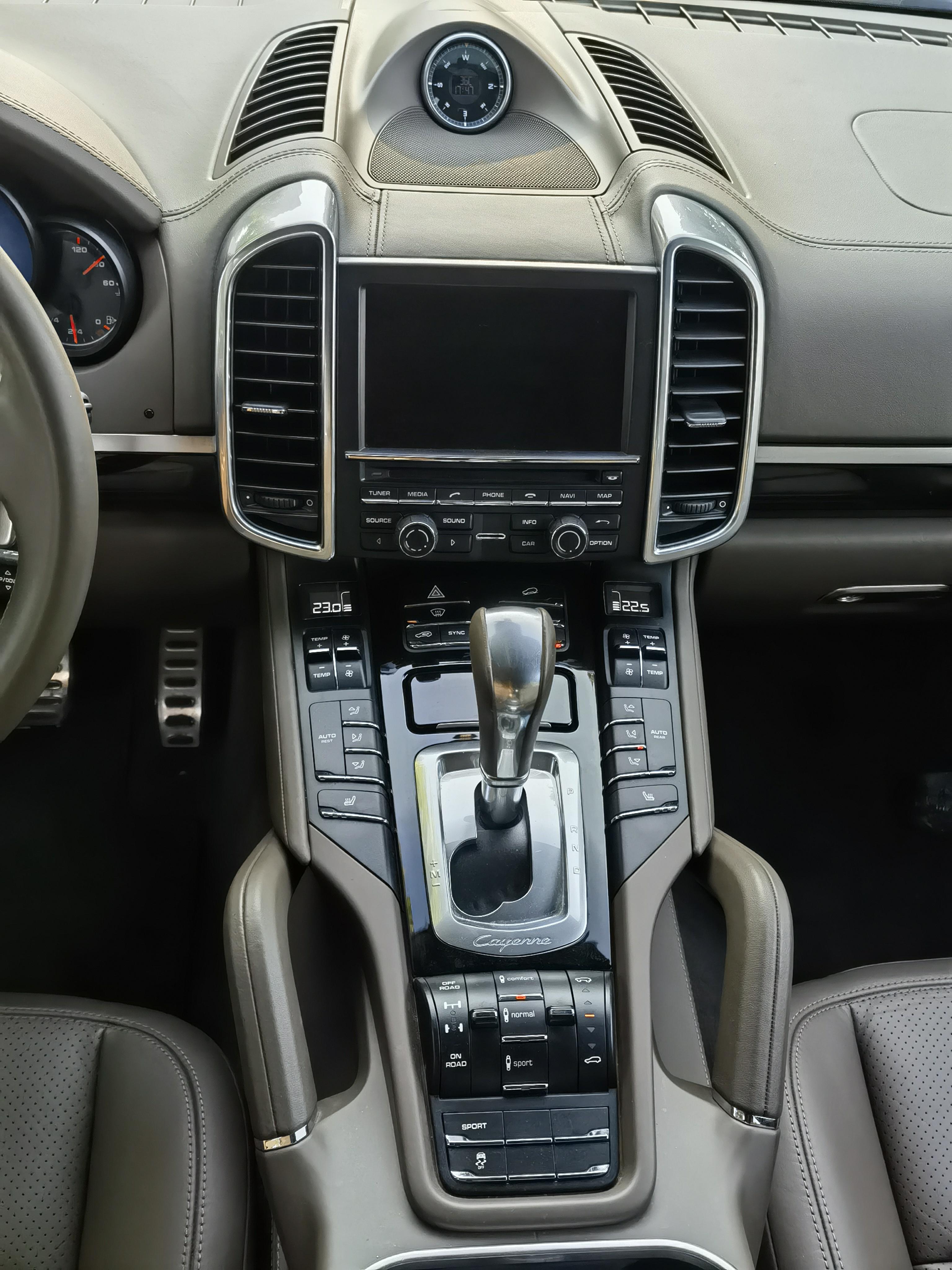 Porsche Cayenne 2014 thumb 11