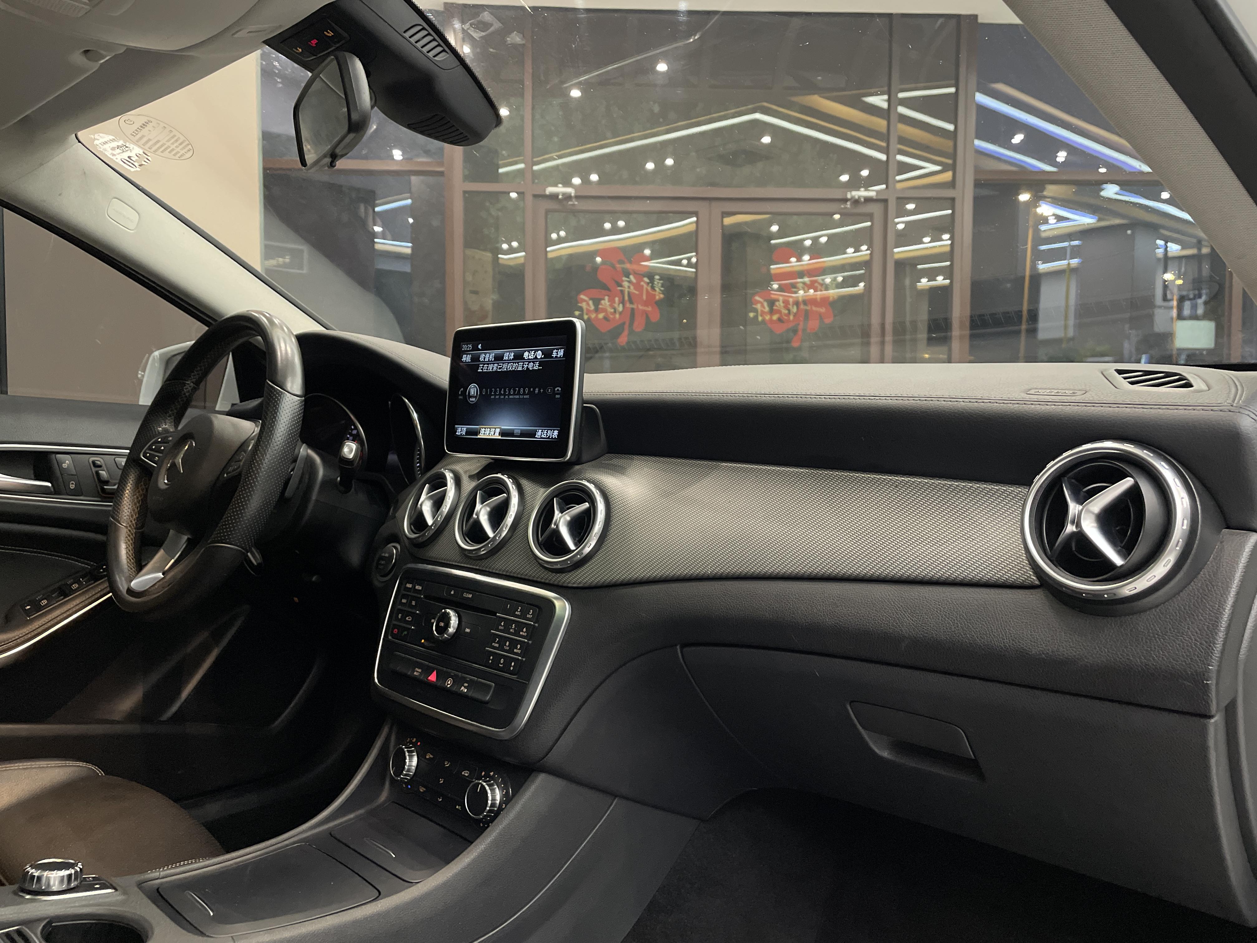 Mercedes-Benz GLA 2016 thumb 12