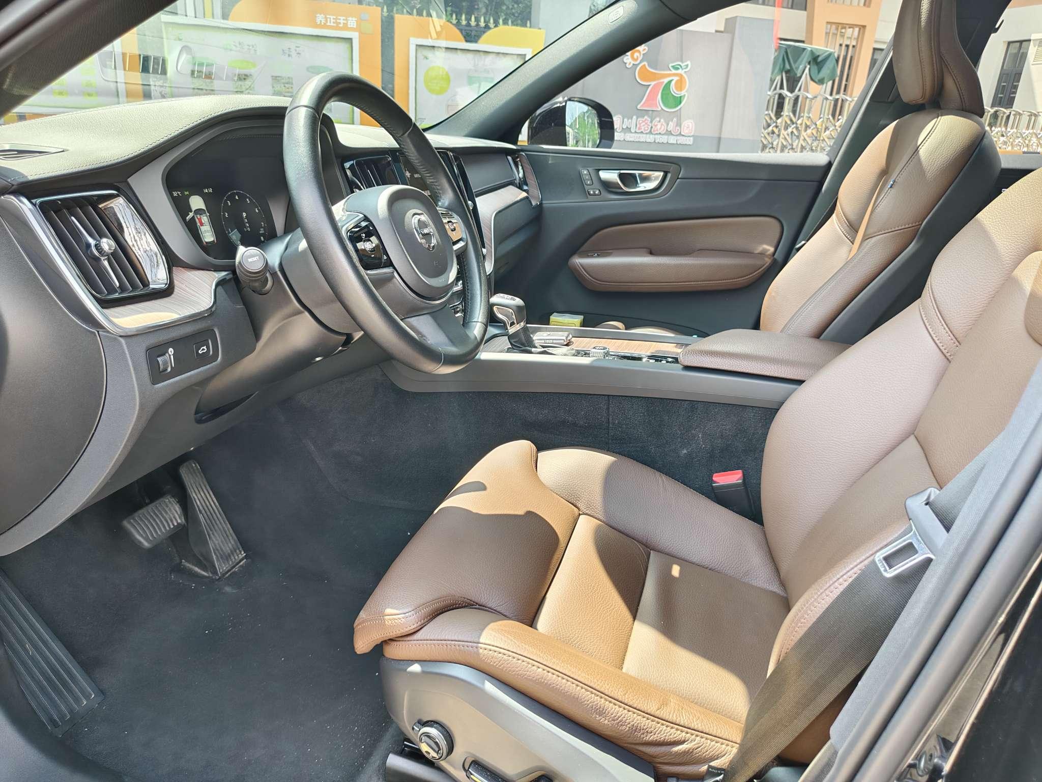 Volvo XC60 2021 thumb 5