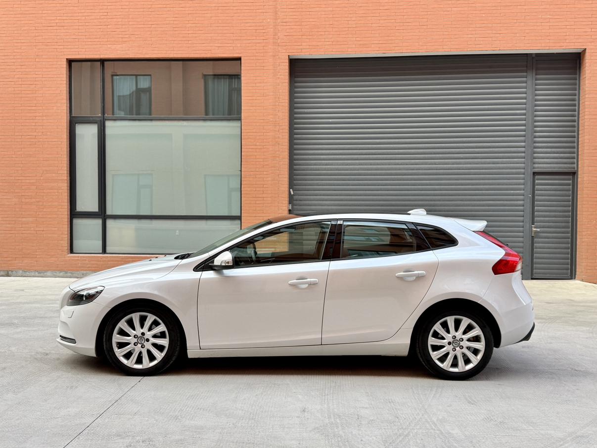 Volvo V40 2015 thumb 2