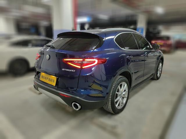 Alfa Romeo Stelvio 2017 thumb 2