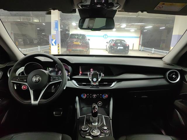 Alfa Romeo Stelvio 2017 thumb 3