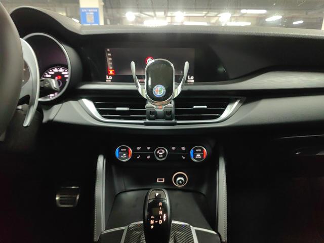 Alfa Romeo Stelvio 2017 thumb 4