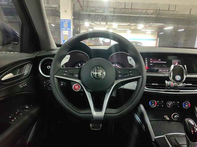 Alfa Romeo Stelvio 2017 thumb 6