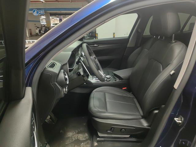 Alfa Romeo Stelvio 2017 thumb 8