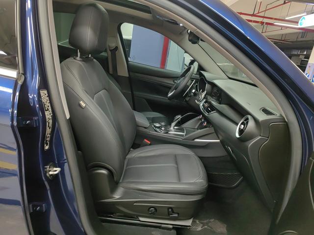 Alfa Romeo Stelvio 2017 thumb 9