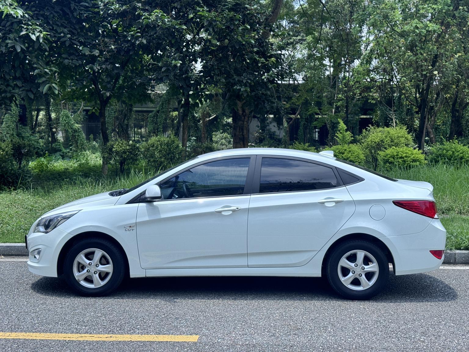 Hyundai Solaris 2014 thumb 2