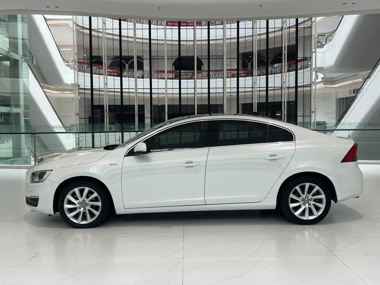 Volvo S60 2015 thumb 2