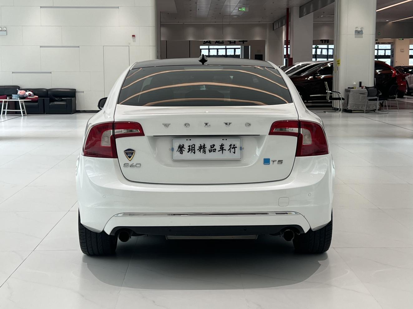 Volvo S60 2015 thumb 4