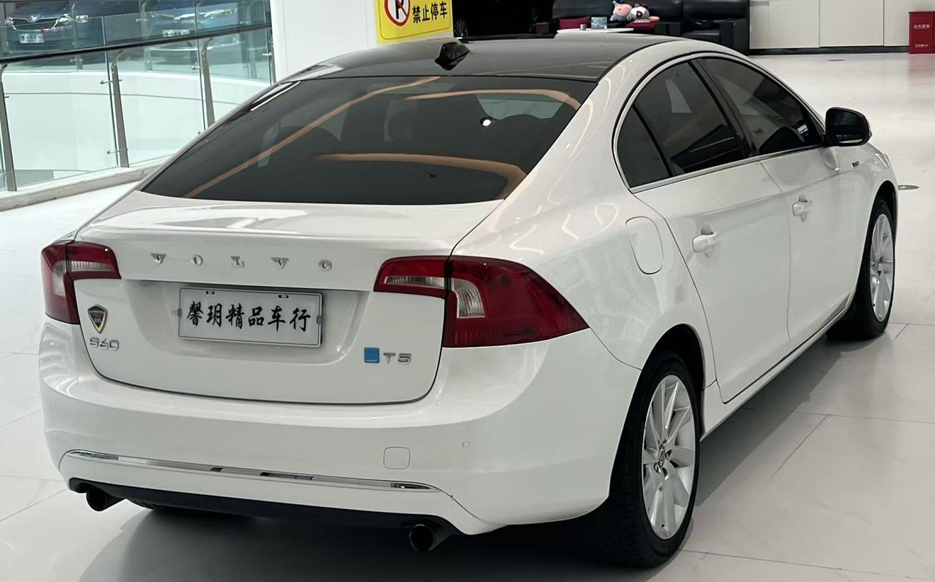 Volvo S60 2015 thumb 7