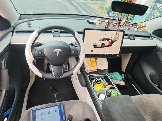 Tesla Model Y 2024 thumb 3