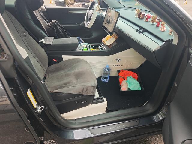 Tesla Model Y 2024 thumb 9