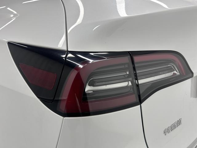 Tesla Model Y 2022 thumb 11