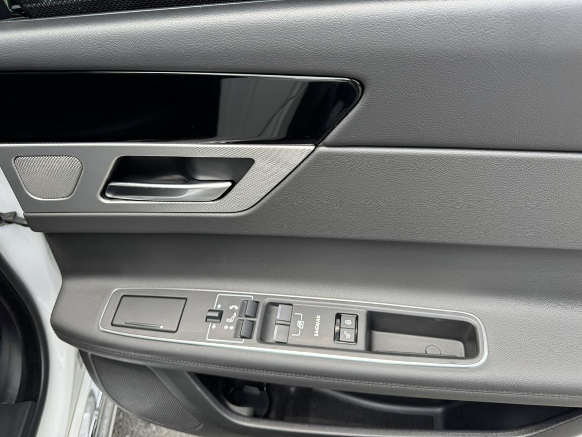Jaguar XFL 2020 thumb 12