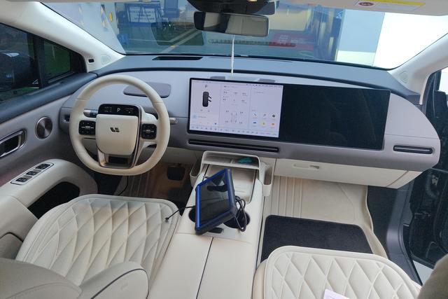 Lixiang (Li Auto) i8 2025 thumb 12