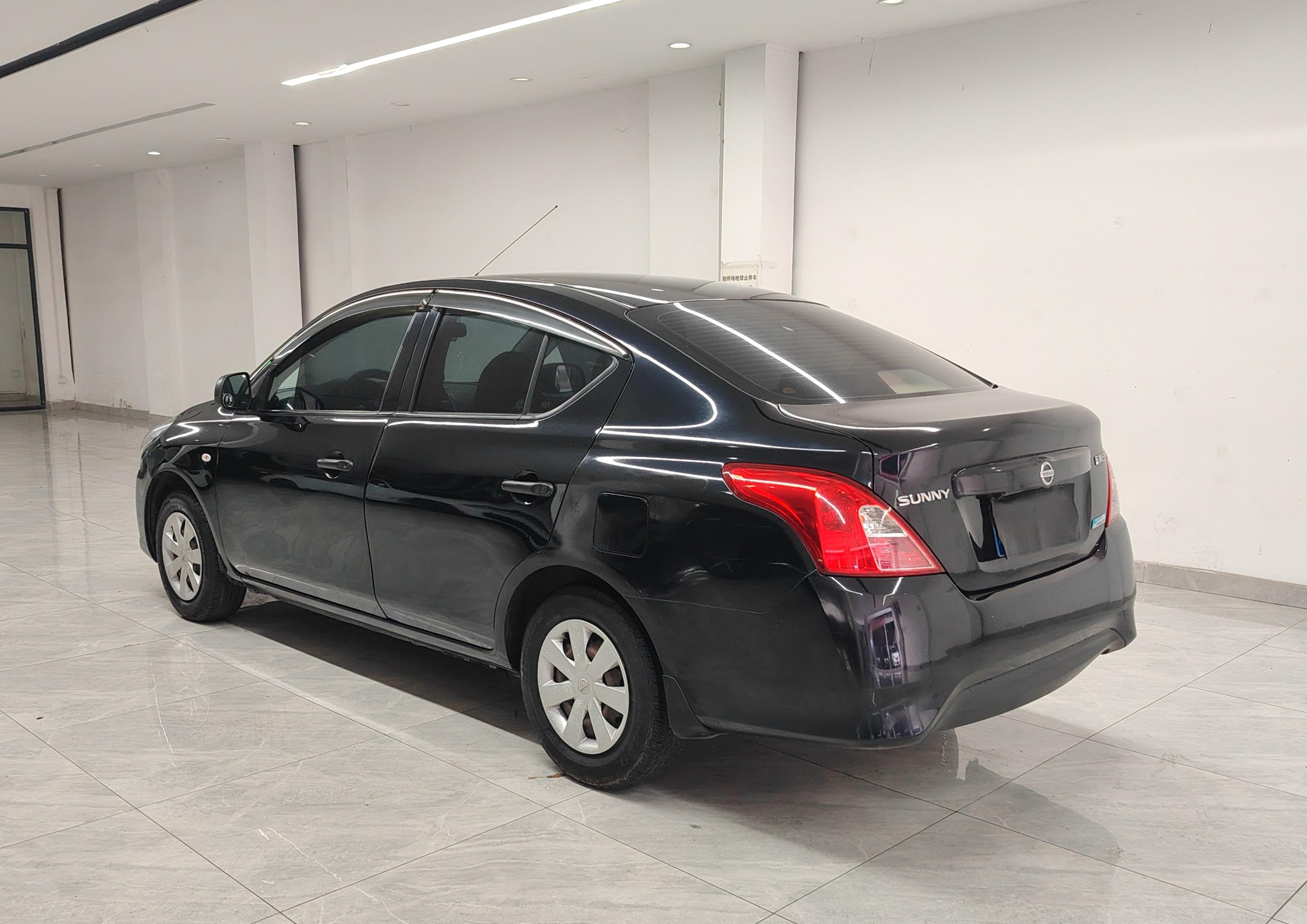 Nissan Sunny 2015 thumb 2