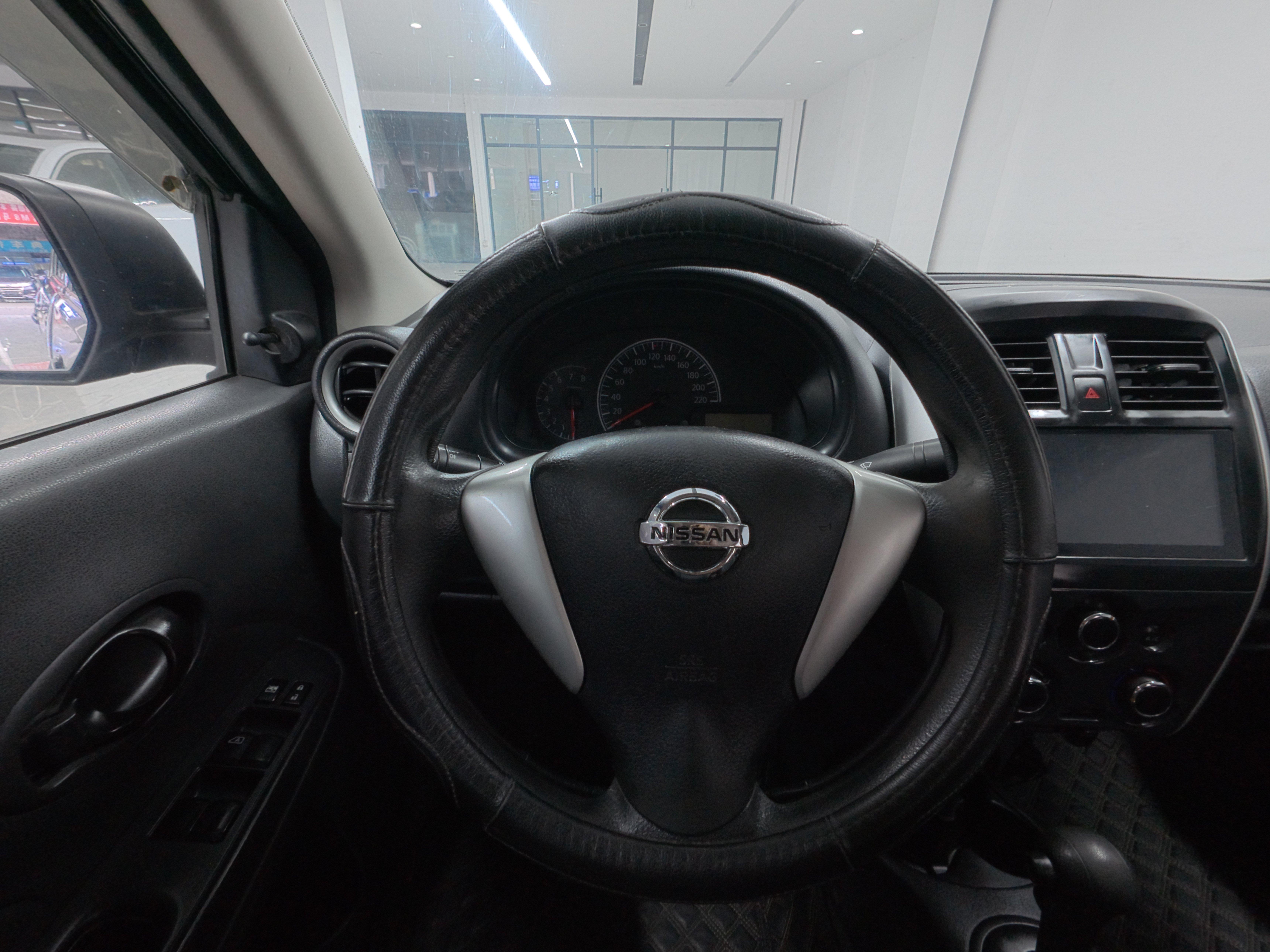 Nissan Sunny 2015 thumb 10