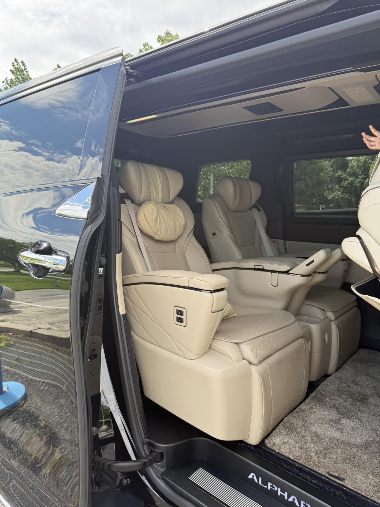 Toyota Alphard 2024 thumb 2