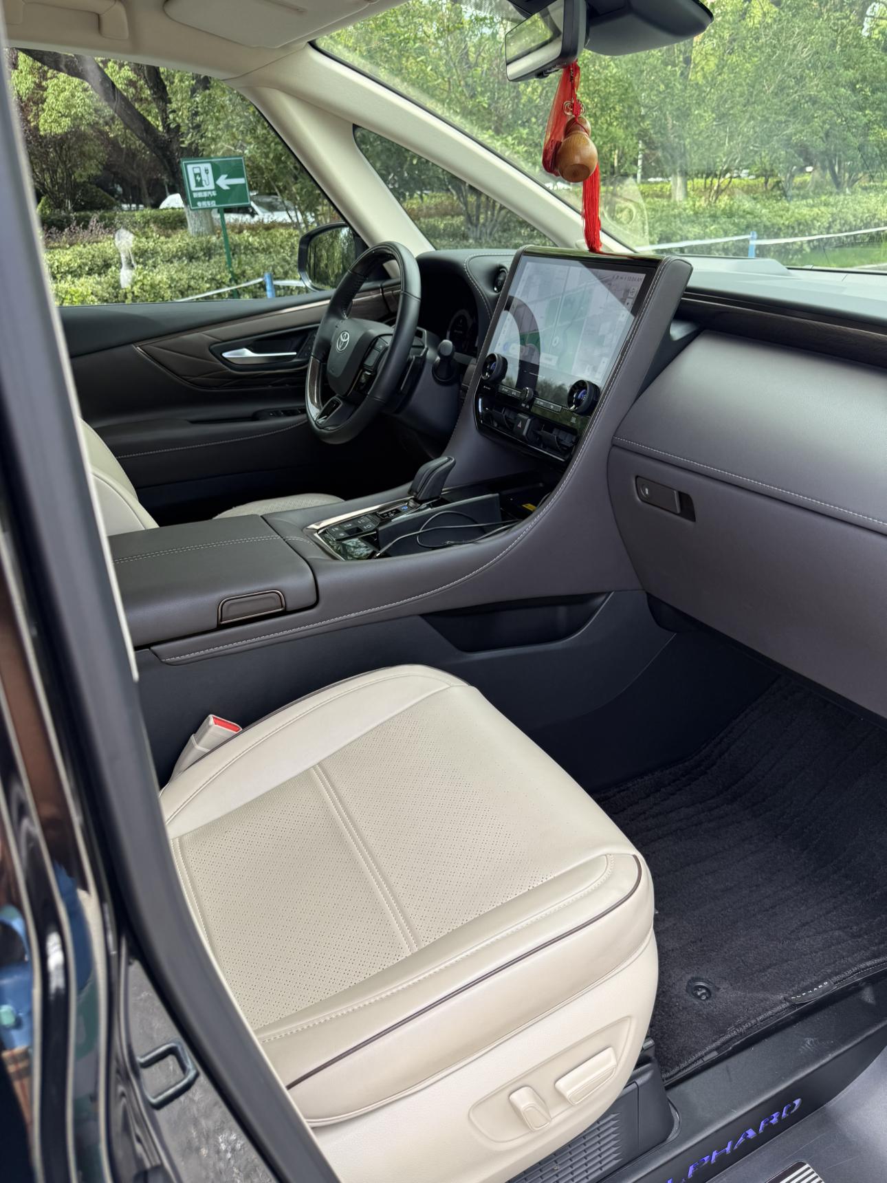 Toyota Alphard 2024 thumb 4
