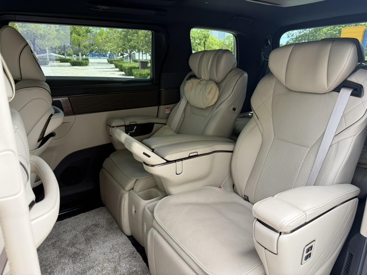 Toyota Alphard 2024 thumb 9