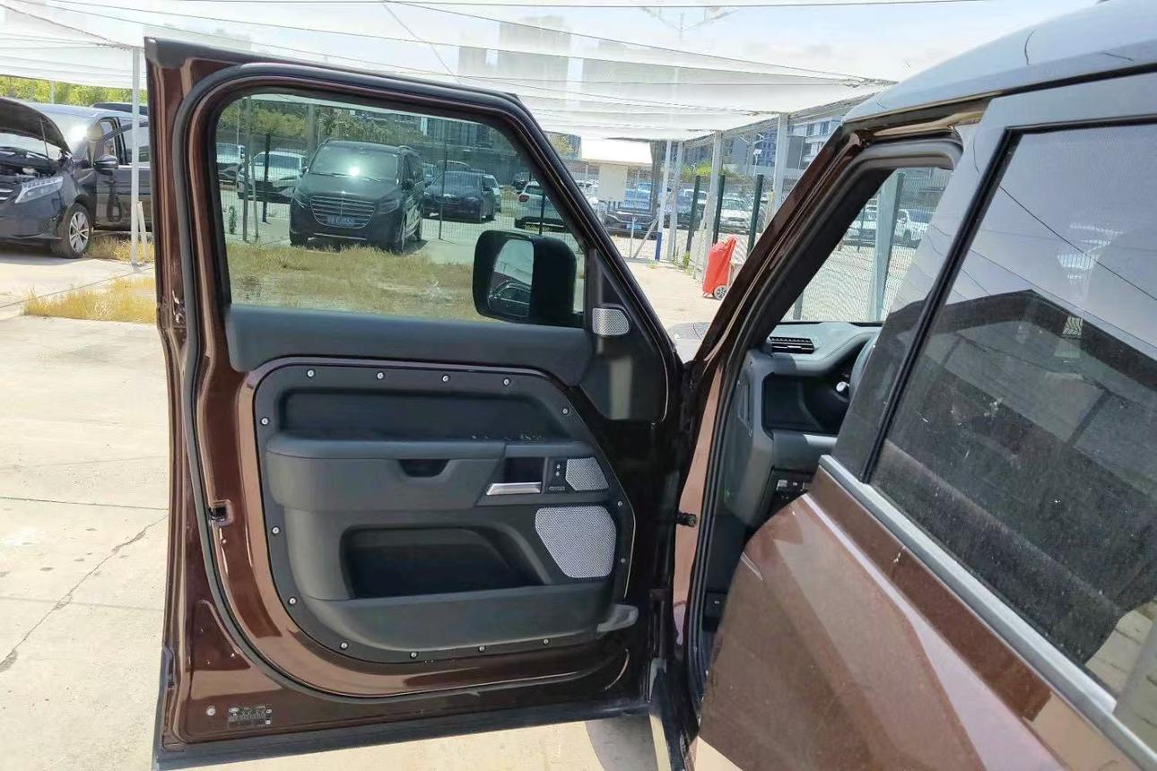 Land Rover Defender 2023 thumb 6