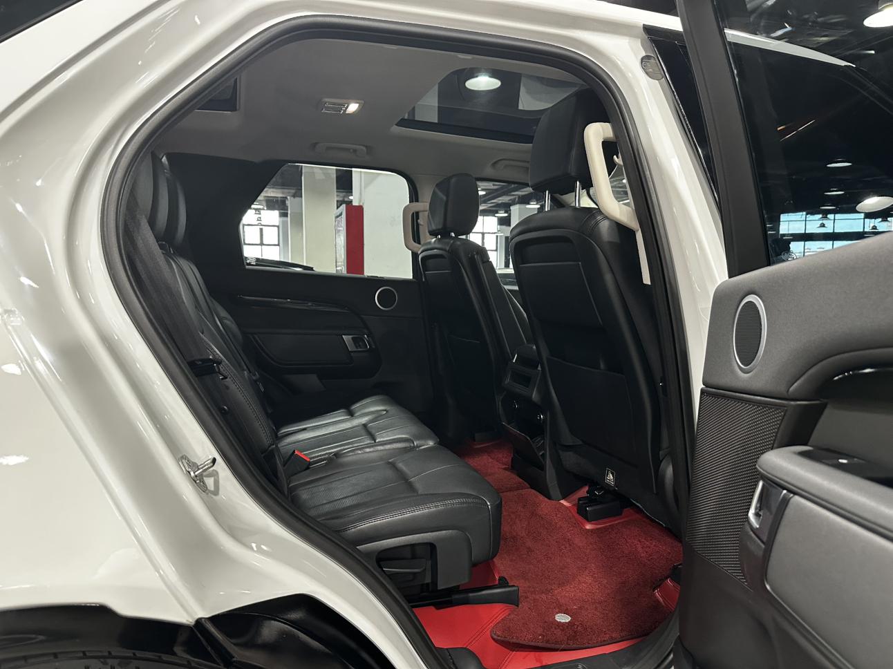 Land Rover Discovery 2017 thumb 11