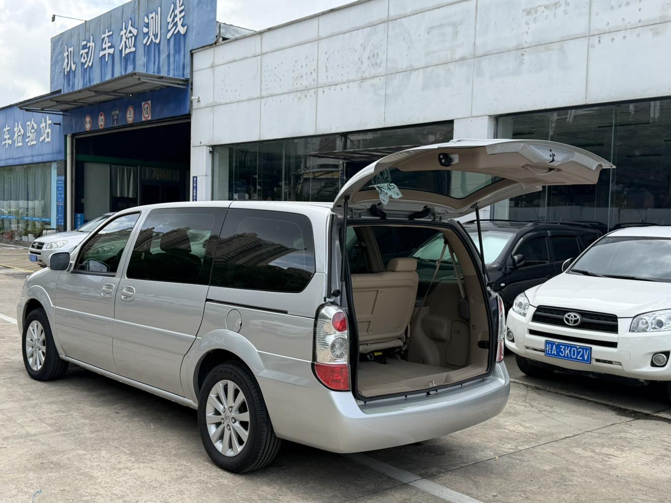 Buick GL8 2011 thumb 12