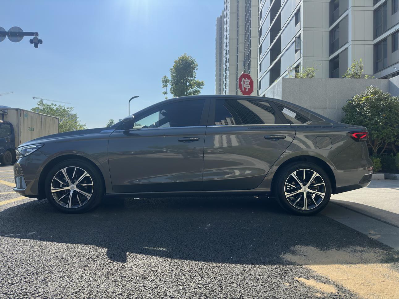 Geely Emgrand 2023 thumb 2
