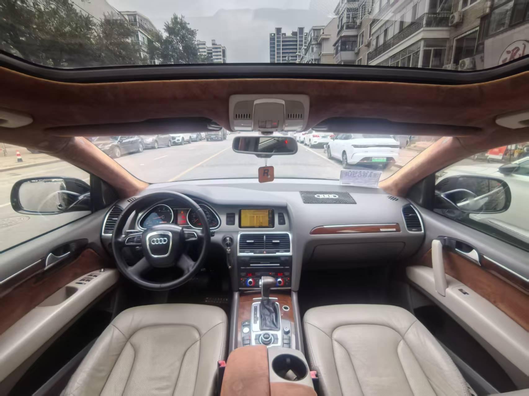 Audi Q7 2010 thumb 5