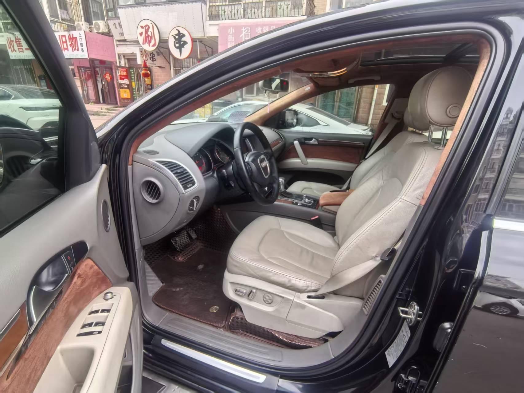 Audi Q7 2010 thumb 6
