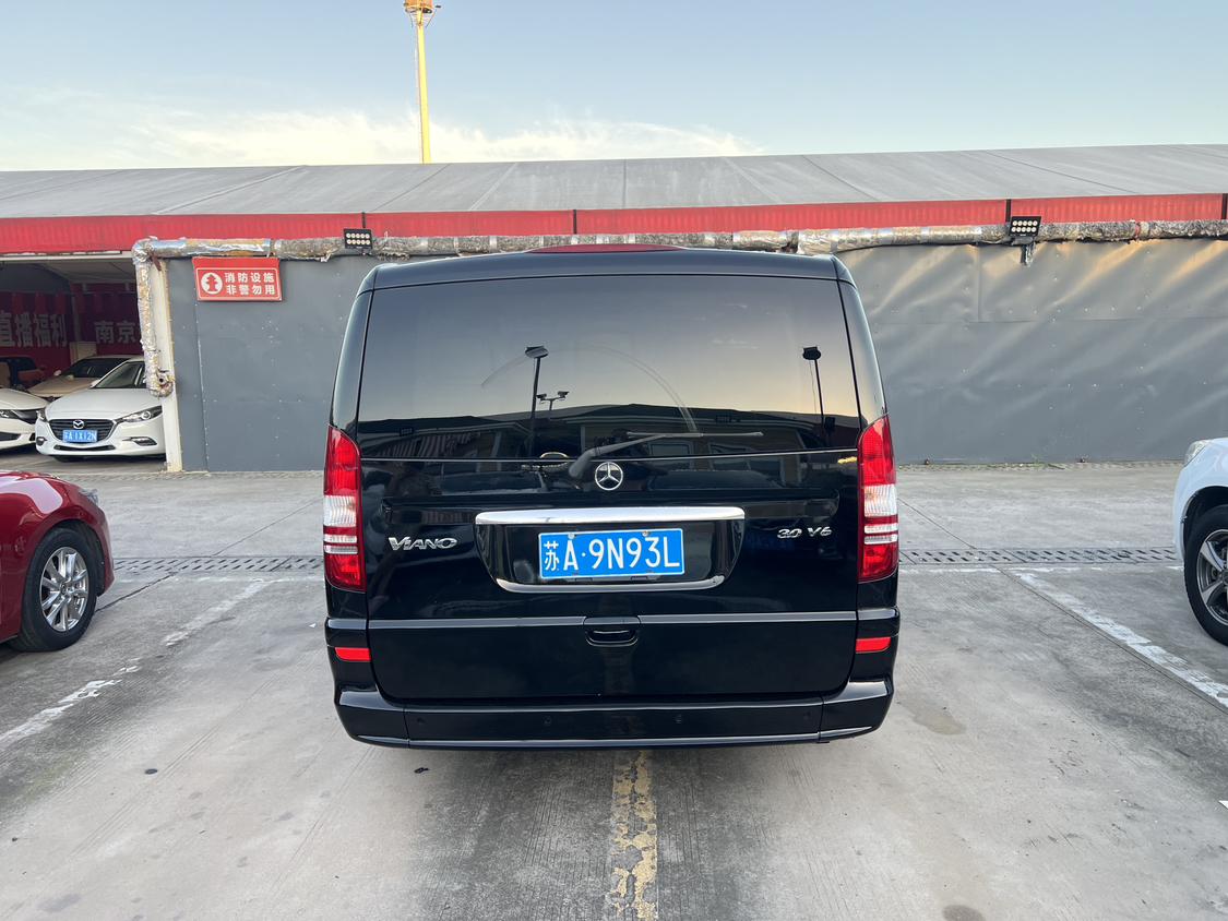 Mercedes-Benz Wei Ya Nuo 2013 thumb 3