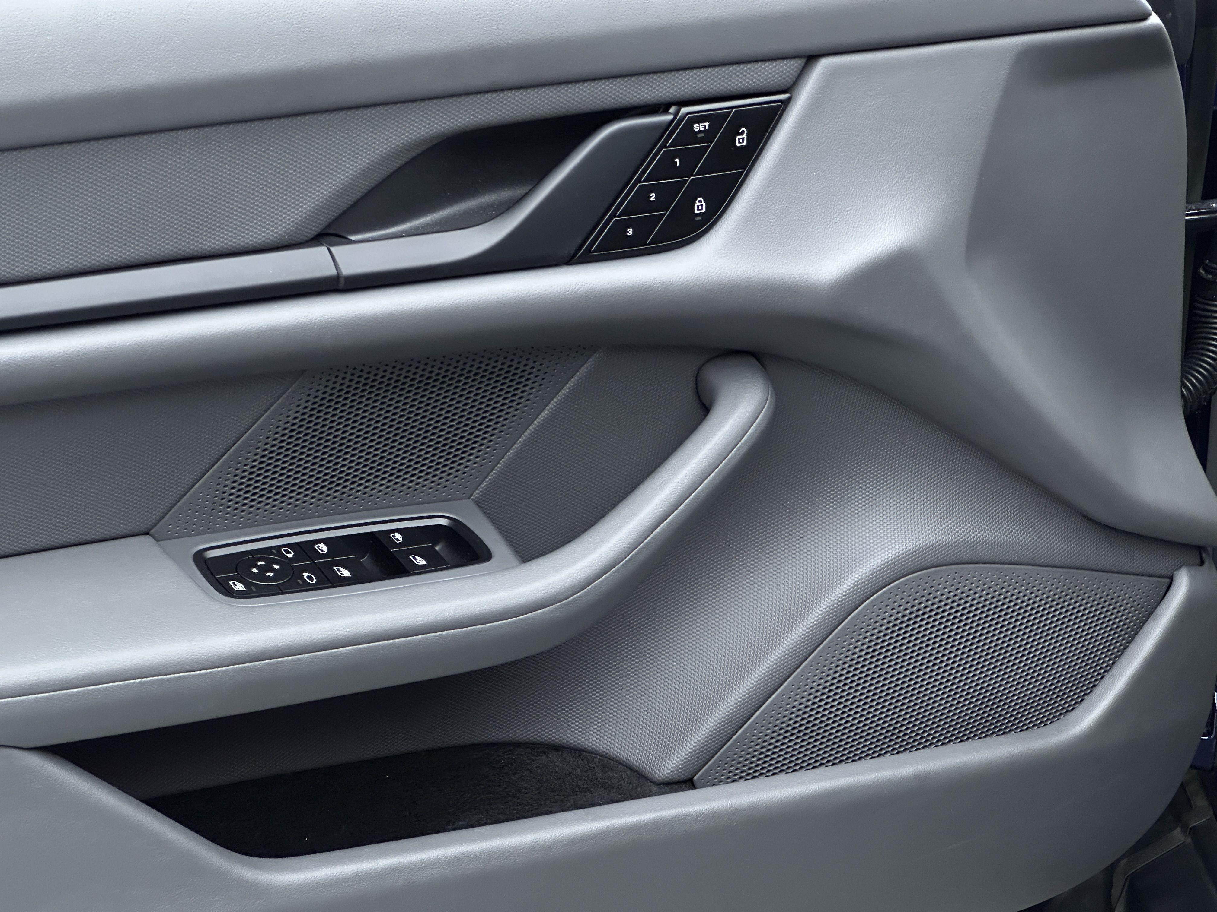 Porsche Taycan 2022 thumb 6