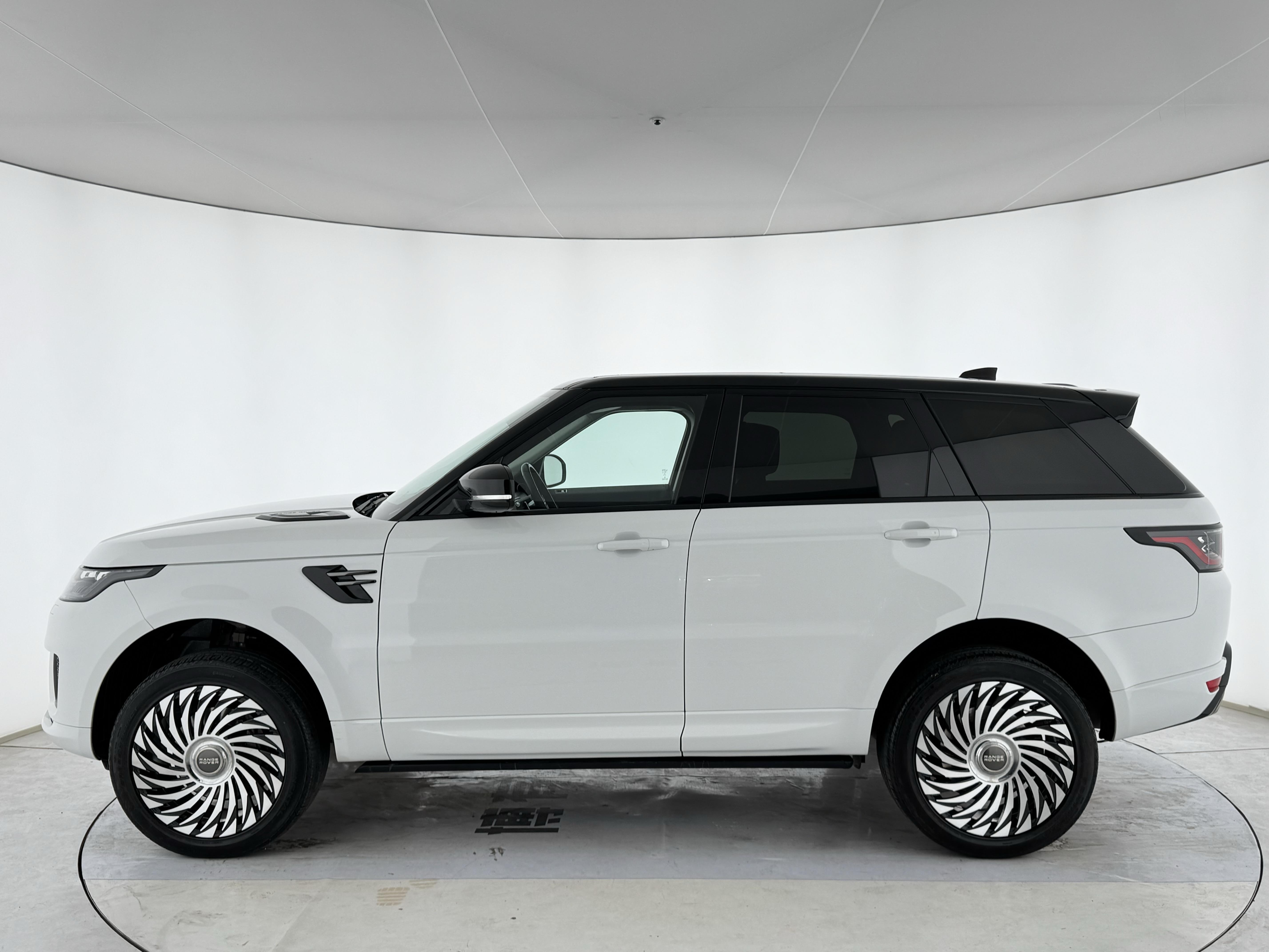 Land Rover Range Rover Sport 2018 thumb 2